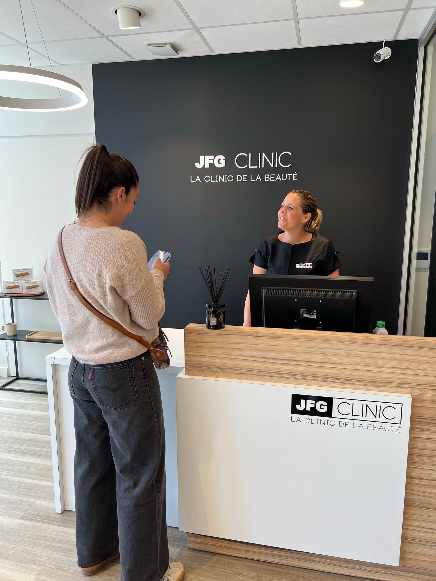 Franchisée JFG Clinic dans l'espace d'accueil de son centre