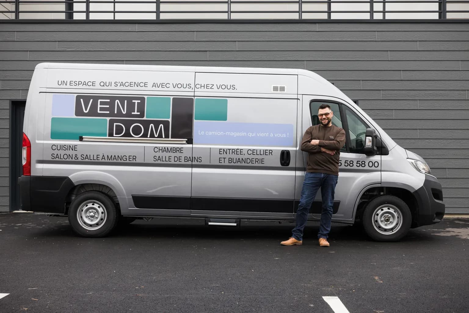 Concepteur Venidom devant son camion-showroom d'aménagement intérieur