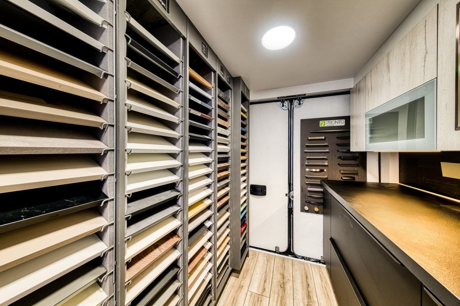 Intérieur du showroom mobile Venidom avec ses échantillons