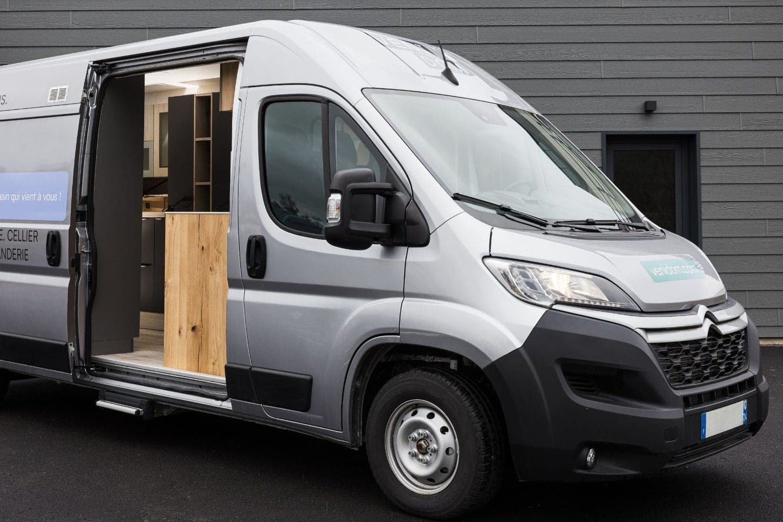 Showroom mobile Venidom ouvert sur une cuisine équipée